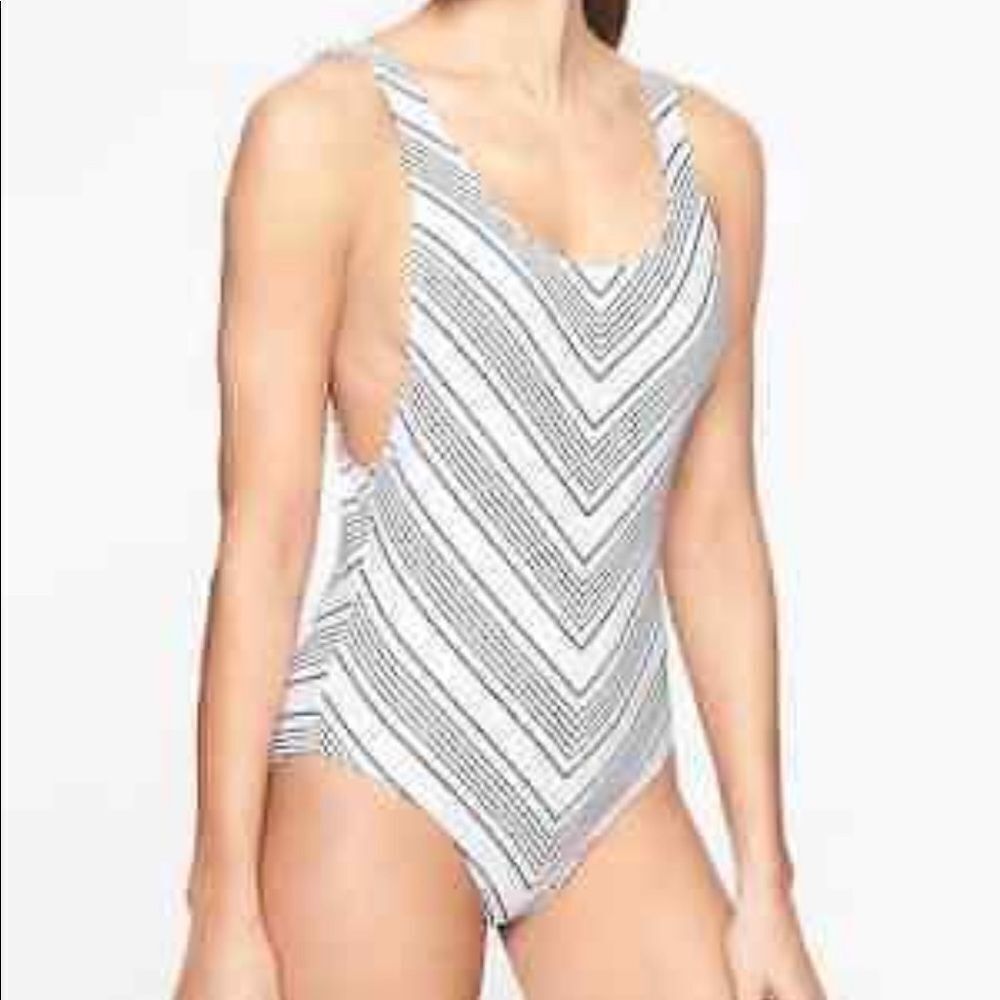 𝅺athleta 36 D/DD Chevron One Piece Swimsuit